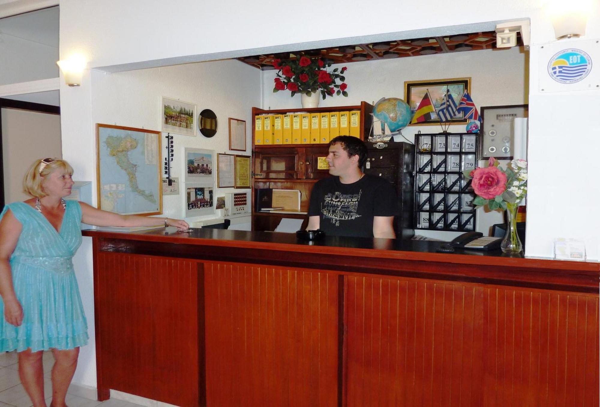Hotel Perama Bagian luar foto