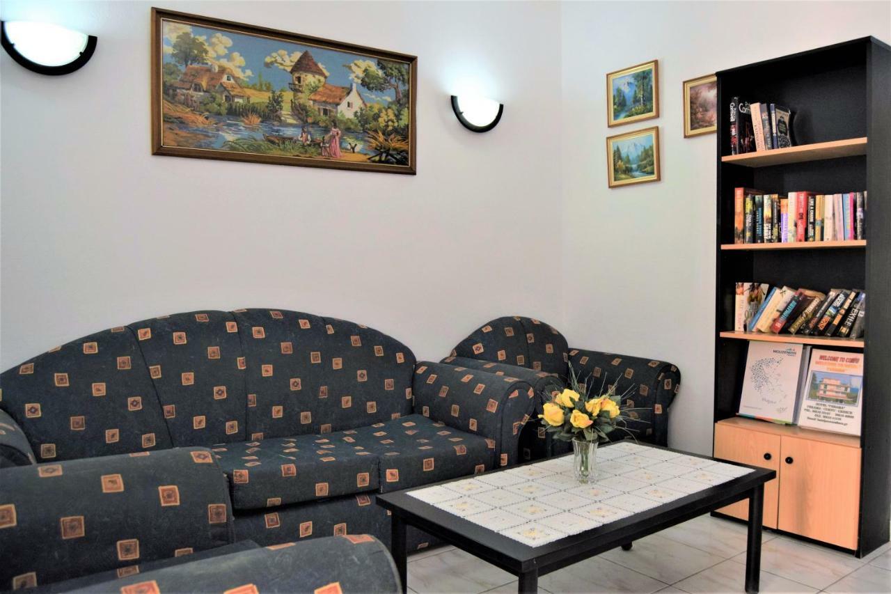 Hotel Perama Bagian luar foto